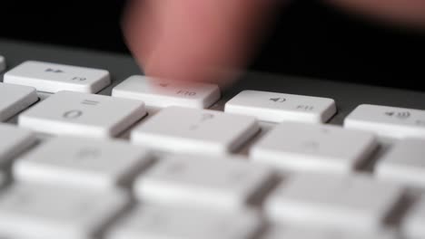 presionando repetidamente el botón de silencio en el teclado. de cerca