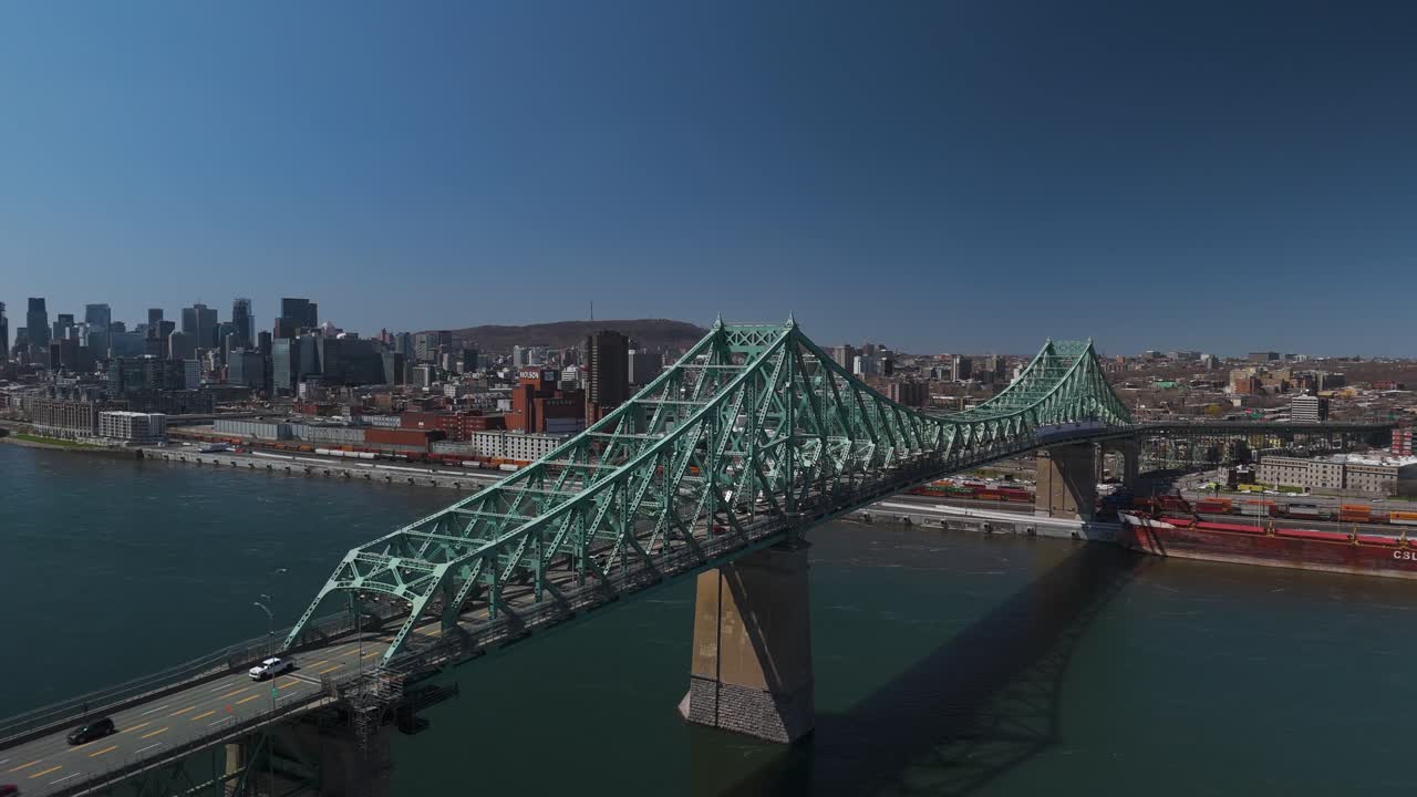 세인트 로렌스 강을 가로지르는 자크 카르티에 다리를 따라 운전하는 교통 차량의 항공 사진 몬트리올 섬,