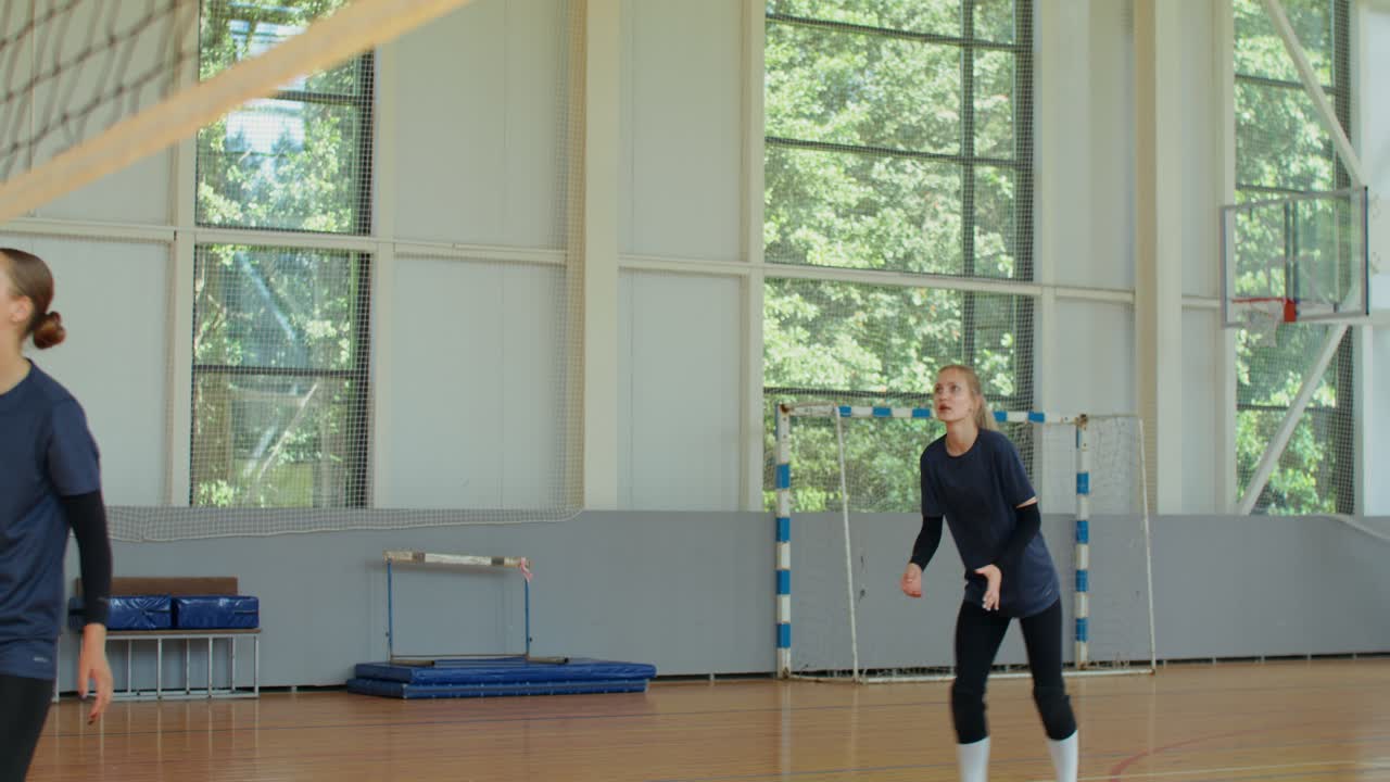 Giocatori di pallavolo in una palestra