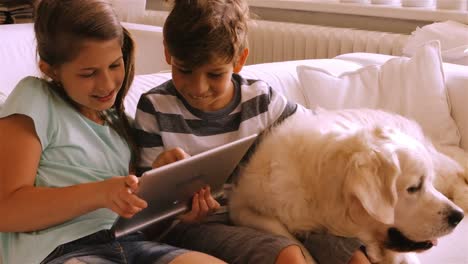 Kinder-Nutzen-Digitales-Tablet-Auf-Dem-Sofa-Im-Wohnzimmer