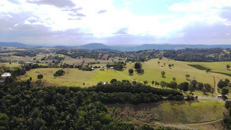 Colinas-Verdes,-Campos-Y-Ciudad-Rural-De-Beechmont-En-Verano---Mirador-De-Rosin---Región-Escénica-Del-Borde,-Queensland,-Australia