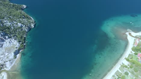 Filmischer,-Sich-Langsam-Nach-Oben-Neigender-4K-Drohnenclip-über-Dem-Tropisch-Blauen-Wasser-Von-Toroni-In-Chalkidiki