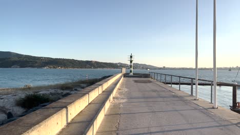 un pequeño faro se destaca en primer plano, proporcionando orientación a pequeños barcos