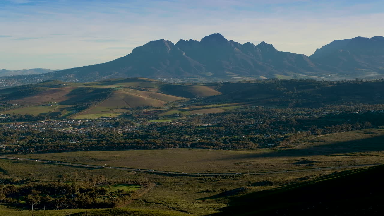 el tráfico de vehículos al pie del paso de sir lowry, helderberg en segundo plano.