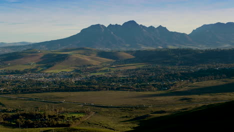 El-Tráfico-De-Vehículos-Al-Pie-Del-Paso-De-Sir-Lowry,-Helderberg-En-Segundo-Plano