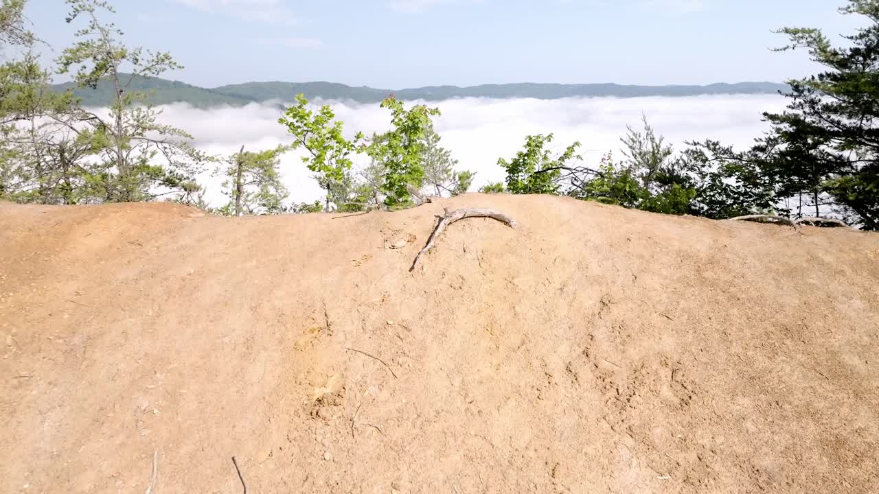 테네시 주 젤리코 근처 75번 고속도로의 교통과 함께 구름과 안개가  ⁇ 버랜드 산맥에서 드론 비디오로 먼지를 가로지르고 있습니다.