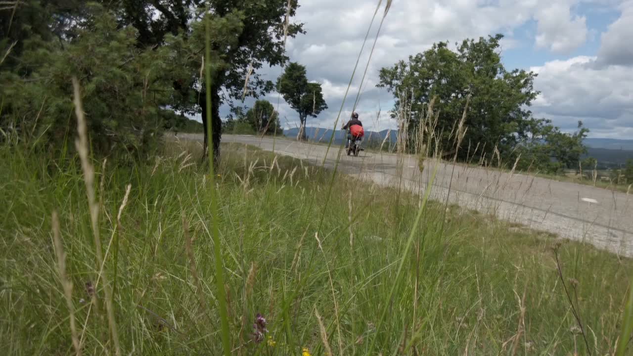 단독 여행자 가 아름다운 계곡  의 가파른 도로 에서 자전거 를 타고 있다