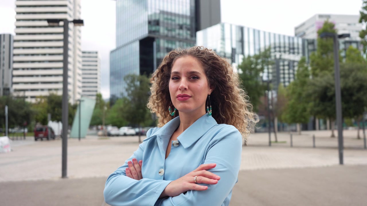 Jovem Mulher Confiante em um Moderno Distrito Comercial