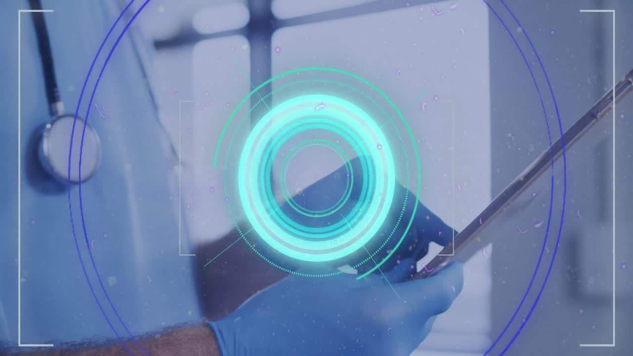 animación del procesamiento de datos sobre un médico masculino que usa una tableta