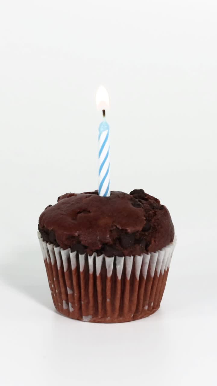 pastel de chocolate con una sola vela encendida