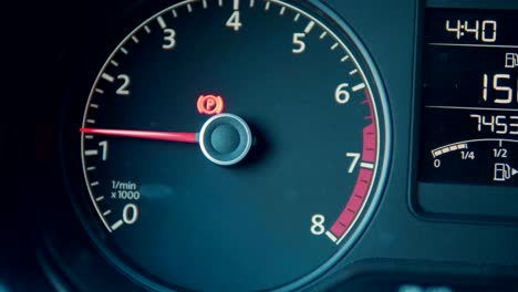 detalles del tablero de instrumentos del interior del automóvil con lámparas de indicación. detalles del automóvil. panel de instrumentos del automóvil. primer plano del tablar de instrumentos con velocímetro visible y nivel de combustible