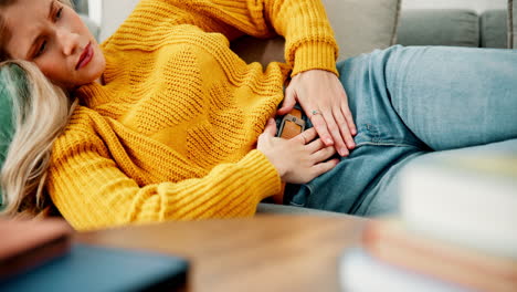 mujer con dolor abdominal