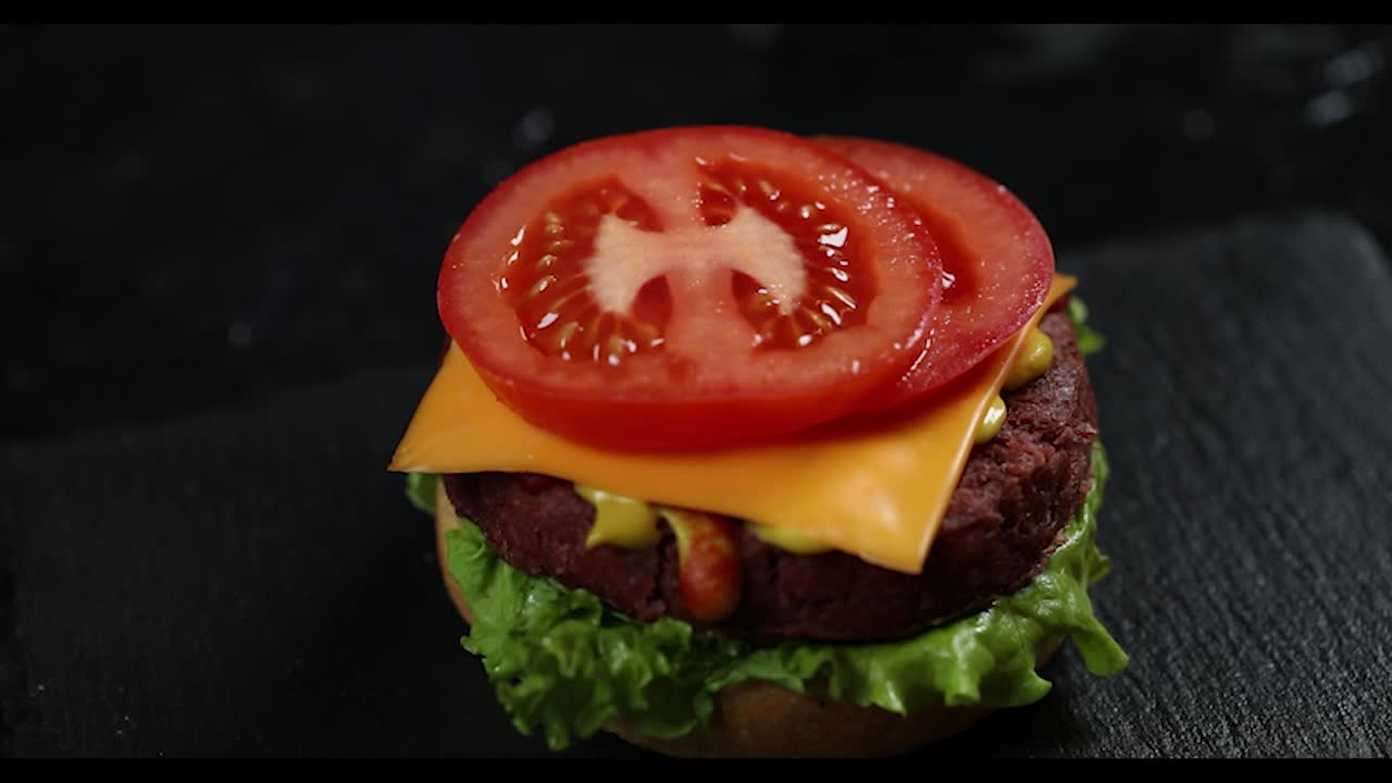 un primer plano de una deliciosa hamburguesa con queso vegana.