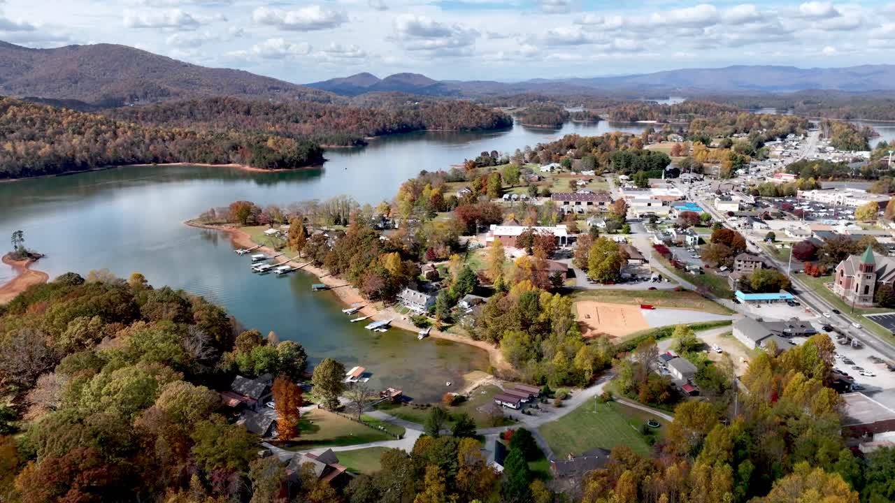 aérea por encima del lago chatuge y hiawassee georgia en otoño