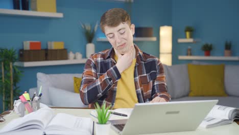 el estudiante tiene dolor de garganta.