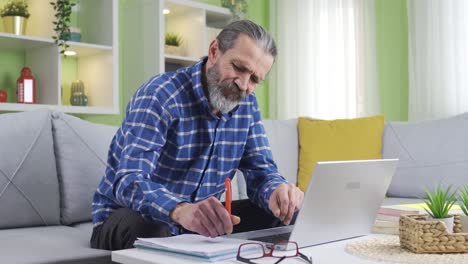 Las-Manos-Del-Hombre-Trabajador-De-Oficina-En-Casa-Duelen-Por-Trabajar-Duro.