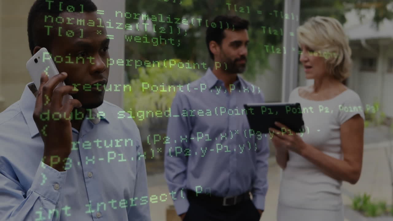animación de código de programación sobre diversas personas de negocios discutiendo en la oficina