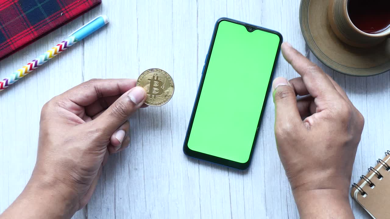 bitcoin y teléfono inteligente en una mesa de madera