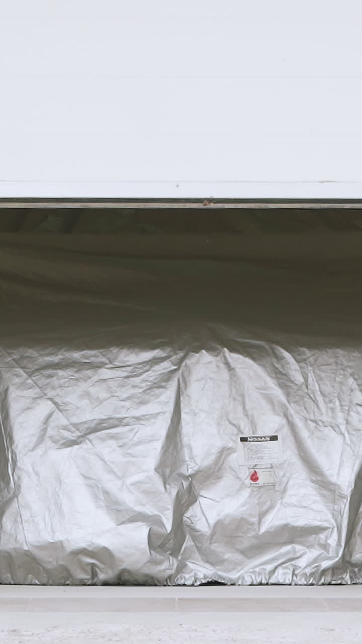 автомобиль, закрытый в гараже.