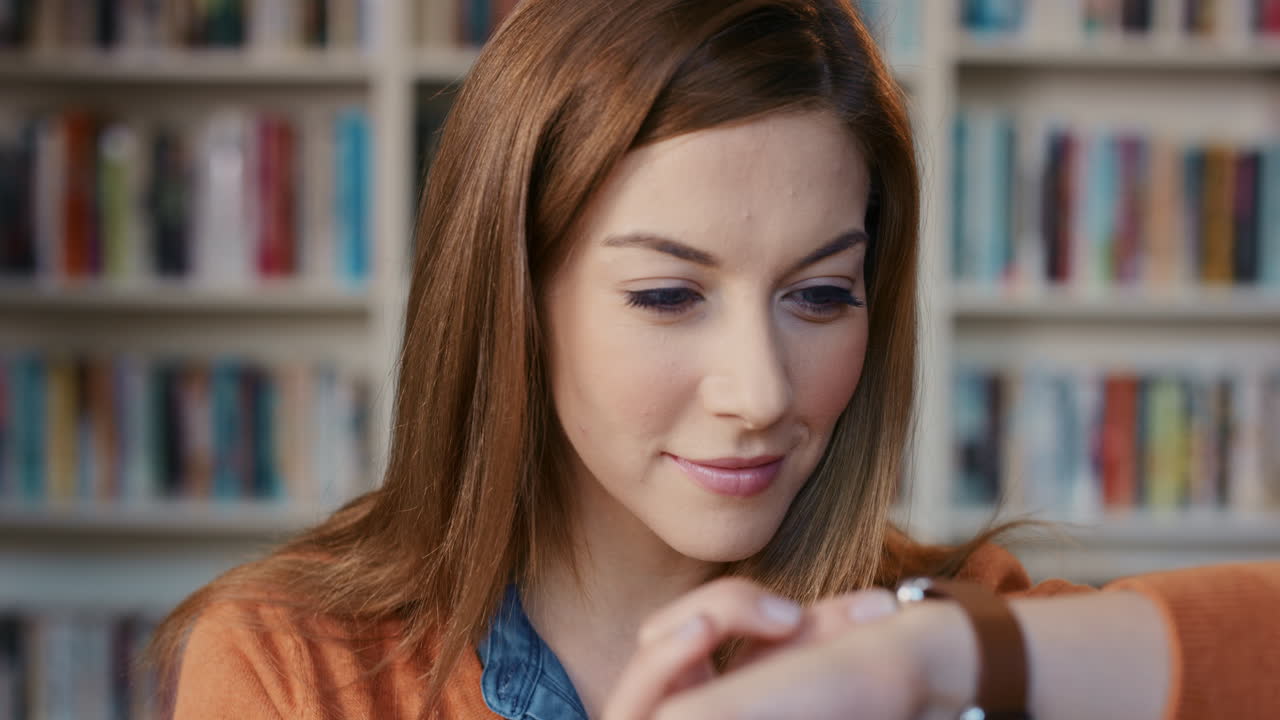 mujer hermosa usando reloj inteligente