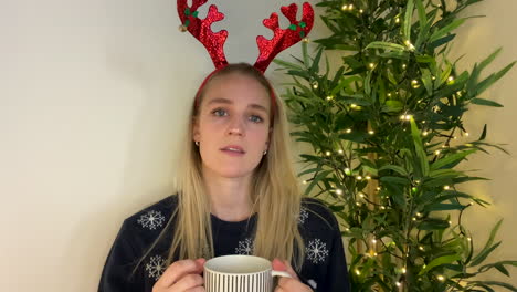 Junge-Frau-Beim-Weihnachtsvideoanruf-Aufmerksam-Zuhört,-Während-Sie-In-Die-Kamera-Schaut