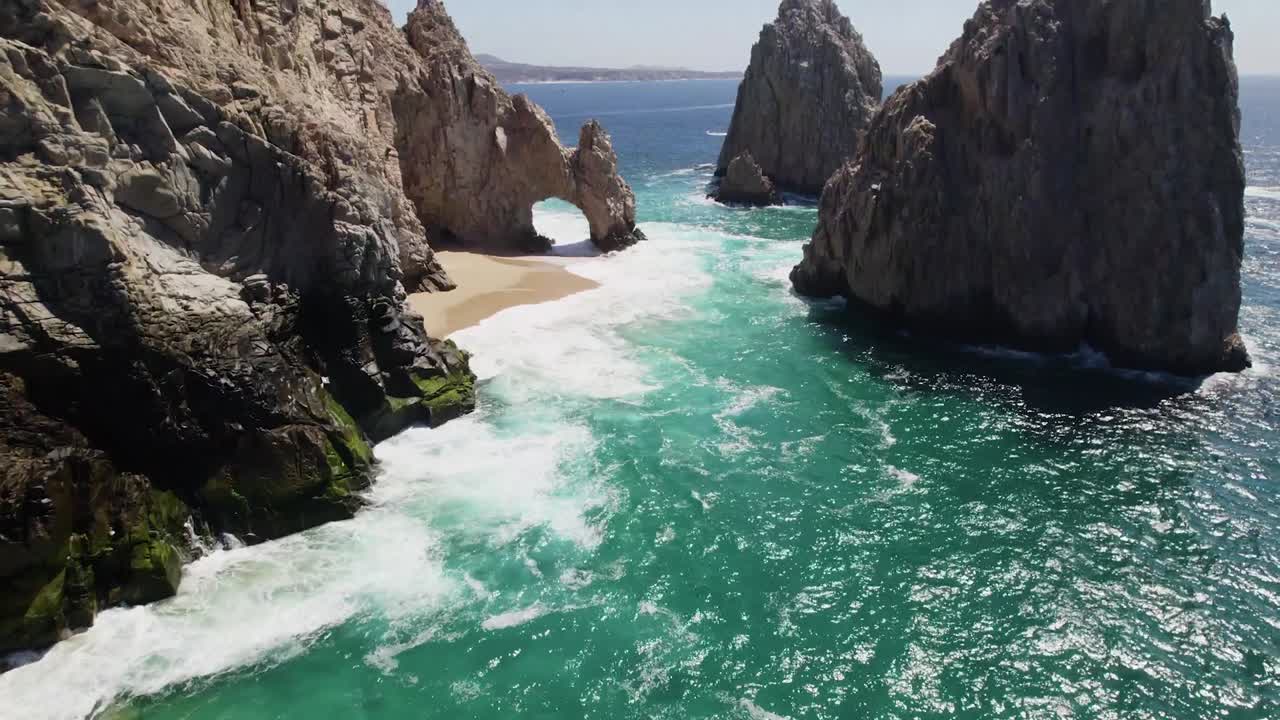toma aérea de drones de acantilados marinos perforados en cabo san lucas méxico