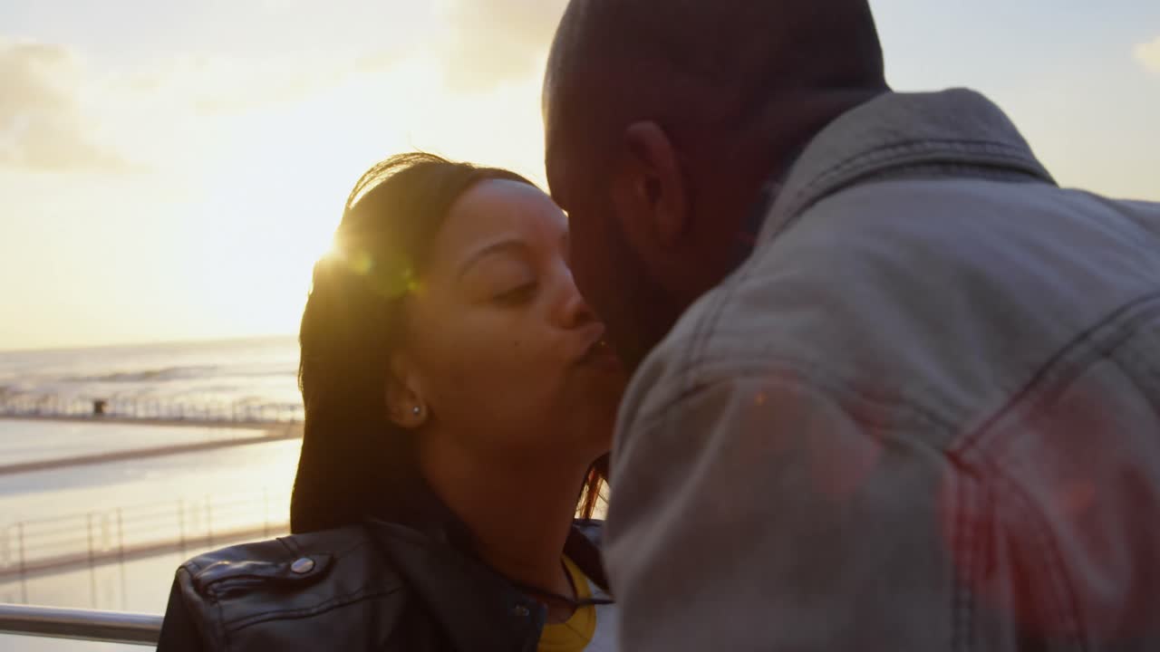 Coppia romantica che si bacia in una giornata di sole 4K
