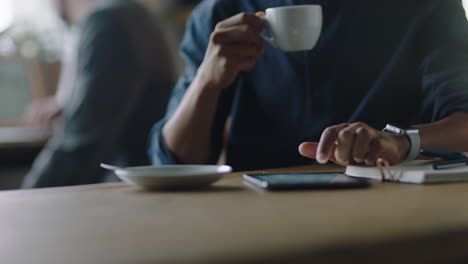 Nahaufnahme-Der-Hände-Eines-Mannes,-Der-Einen-Digitalen-Tablet-Computer-Im-Café-Verwendet,-Kaffee-Trinkt,-E-Mails-Auf-Einem-Mobilen-Touchscreen-Gerät-Liest-Und-Das-Surfen-Im-Online-Restaurant-Mit-Tragbarer-Technologie-Genießt