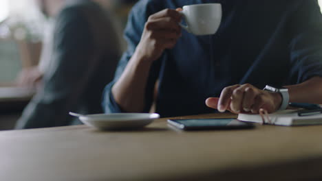 cerca de las manos del hombre usando una tableta digital en un café bebiendo café leyendo correo electrónico en un dispositivo móvil con pantalla táctil disfrutando de la navegación en línea tecnología portátil restaurante ocupado