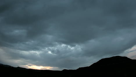 Llamaradas-De-Luz-Dorada-En-El-Horizonte-Debajo-De-Oscuras-Nubes-De-Tormenta