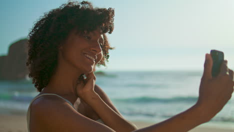 Lächelndes-Mädchen-Macht-Selfie,-Das-Am-Strand-Posiert,-Nahaufnahme.-Vertikales-Porträt-Einer-Frau