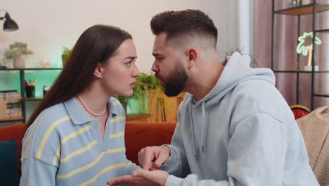 Familia-Agresiva-Pareja-Casada-Hombre-Mujer-Peleando,-Gritándose-Unos-A-Otros,-Divorcio-En-Casa