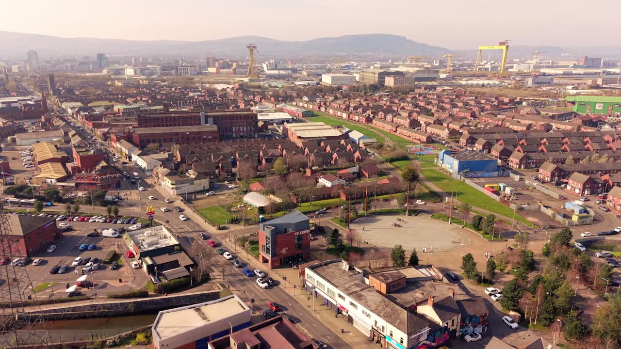 Video udara bergerak 4K 60FPS C.S. Lewis Square di Jalan Newtownards di Belfast Timur, Irlandia Utara, Inggris Raya. Diproduksi dalam rasio 3840x2160 dan dengan warna Rec709