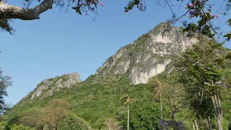 El-Paisaje-De-La-Montaña-Khao-Lom-Muak-En-La-Provincia-De-Prachuap-Kiri-Khan,-Tailandia