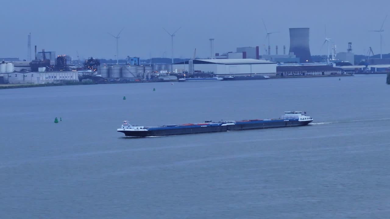 네덜란드 의 올레시아 모어디크 에서 강 에 떠다니는 컨테이너 를 가진 상인 선박