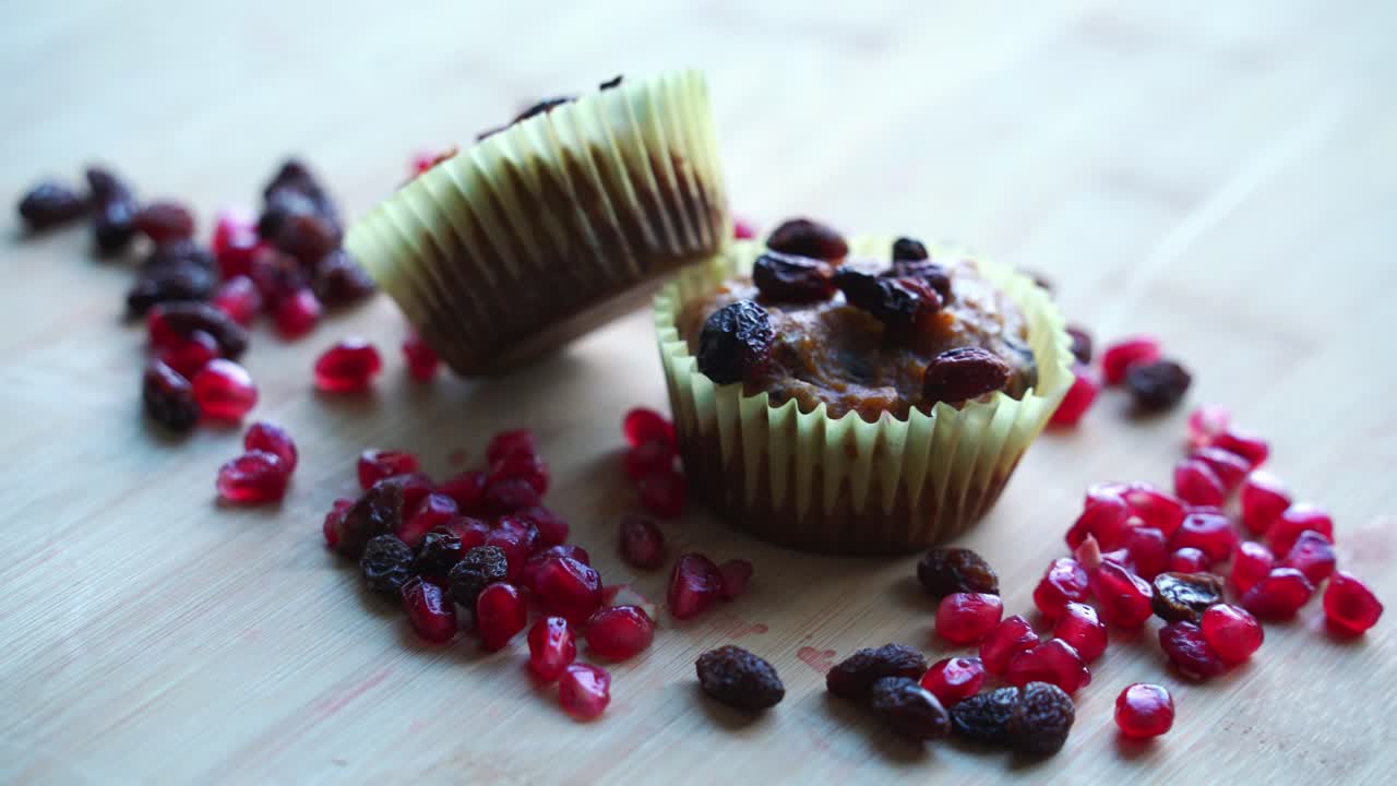 Panoramica lenta verso destra. Muffin alla zucca vegani appena sfornati, preparati con vera zucca arrostita in una ciotola. Ricetta sana e senza latticini, vegana.