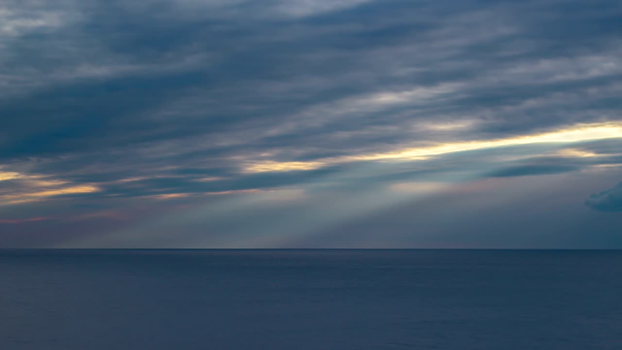 폭풍 후 구름을 통해 필터링 태양 광선의 극적인 timelapse