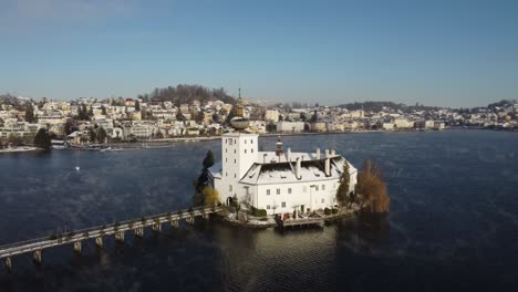castillo schloss ort en gmunden, austria en el lago traunsee - órbita aérea