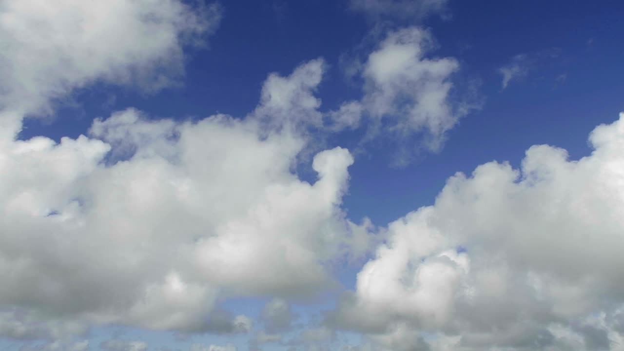 앞으로 나아가는 푸른 하늘에 대한 구름의 시간 경과 1