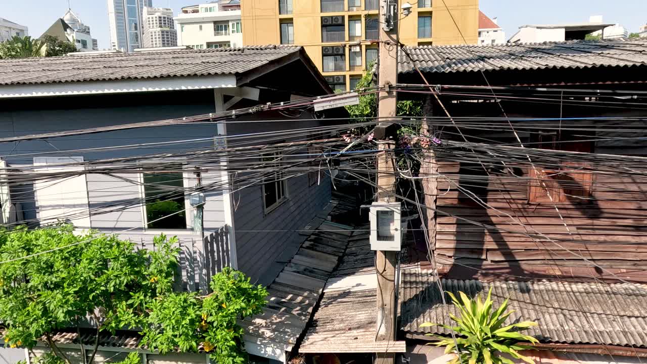 casa vieja rodeada de edificios modernos