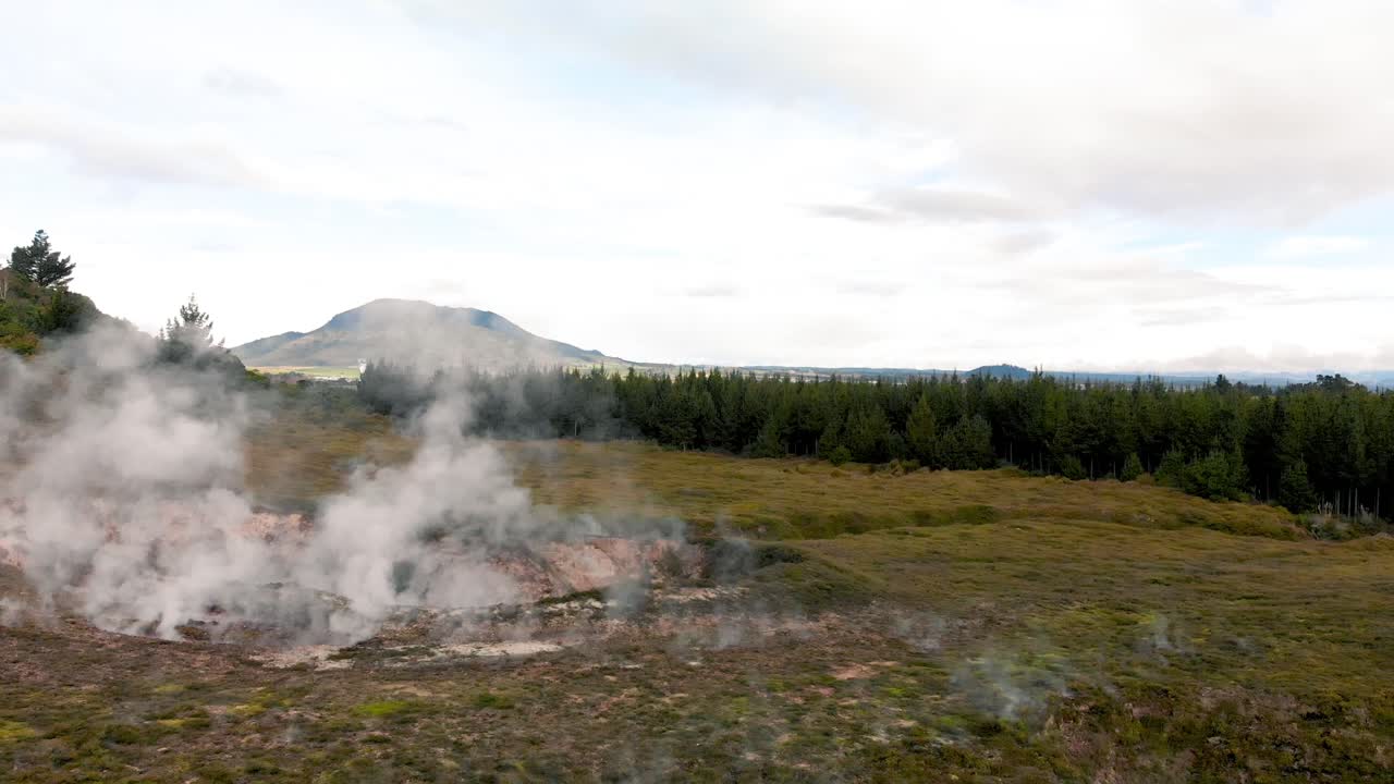 una toma amplia de la actividad térmica proveniente del suelo en los cráteres de la luna en taupo