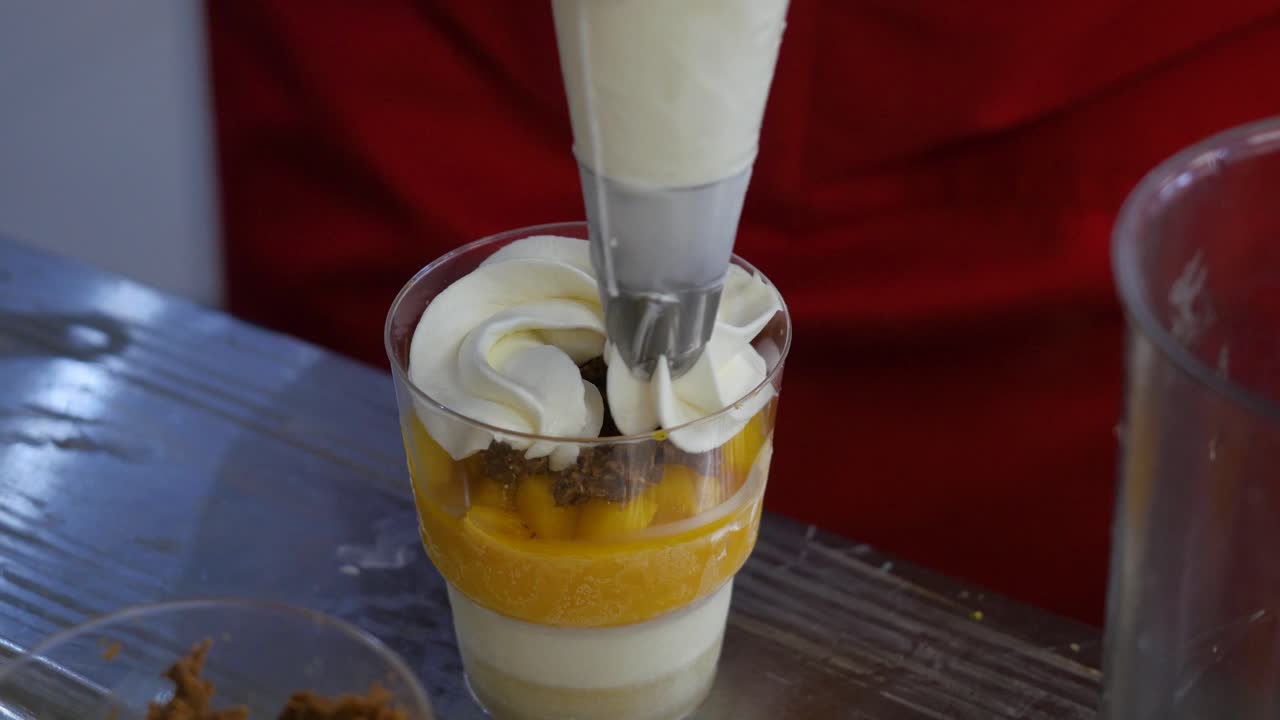 맛있는 계층 디저트를 준비하고 있습니다.