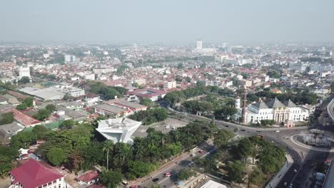 estación pública de trenes de ampera, monpera y la gran mezquita de la ciudad de palembang
