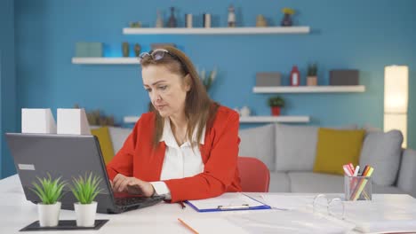 Home-Office-Mitarbeiterin,-Die-Ernsthaft-Und-Konzentriert-Arbeitet.