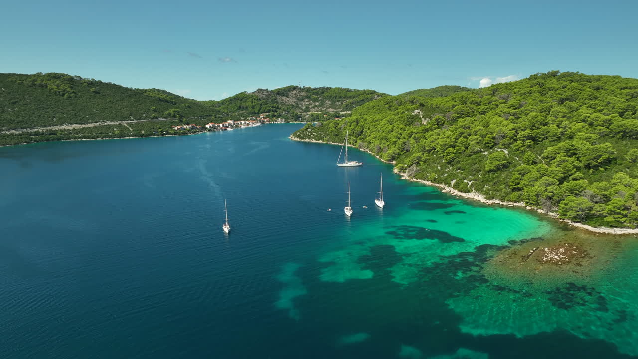 Ripresa aerea dolly di una barca a vela all'ancora sull'isola di Mljet, Croazia