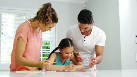 padres felices y hija dibujando cuadros