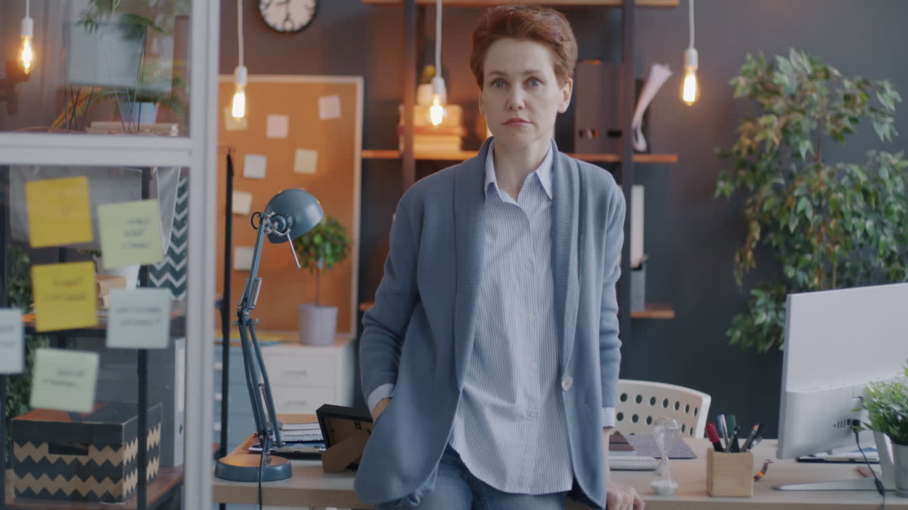 사무실에있는 여자