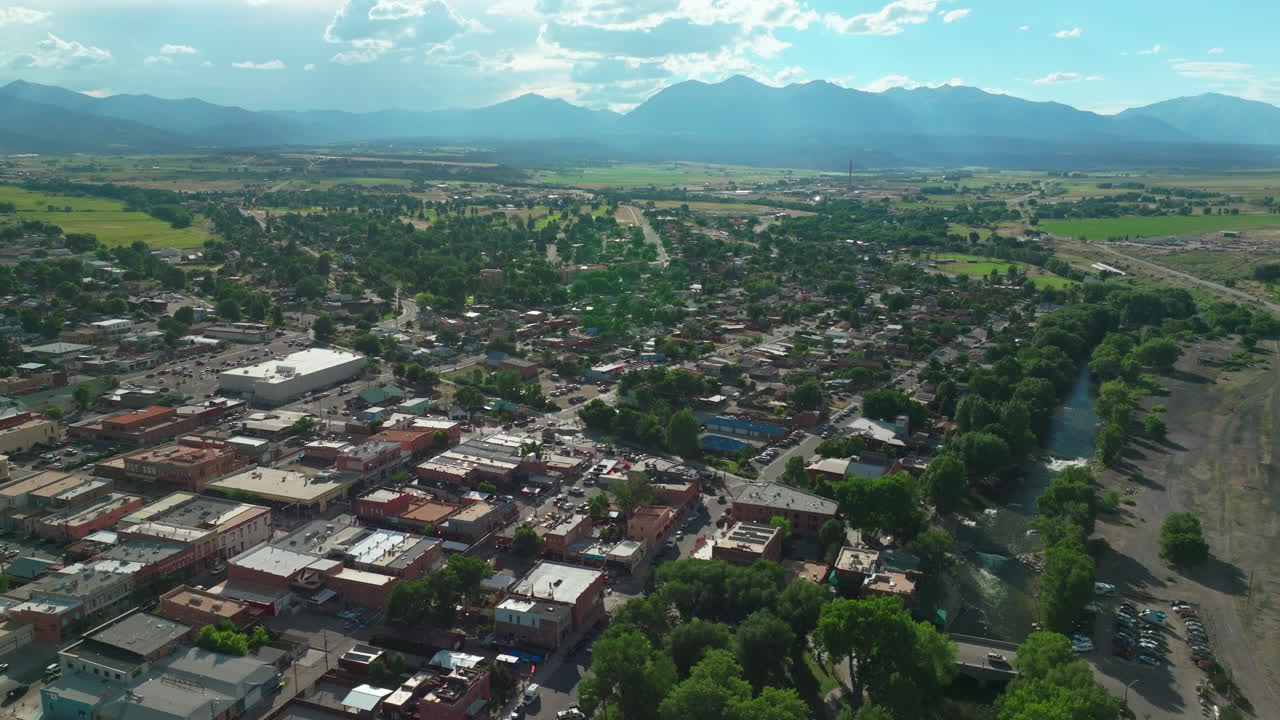 salida colorado drone cinematográfico aéreo mediados de verano centro de la ciudad molino de cal cerca de buena vista en el río arkansas parque ribereño explorador surf de olas ciclismo senderismo rafting montaña rocosa dando vueltas a la derecha movimiento