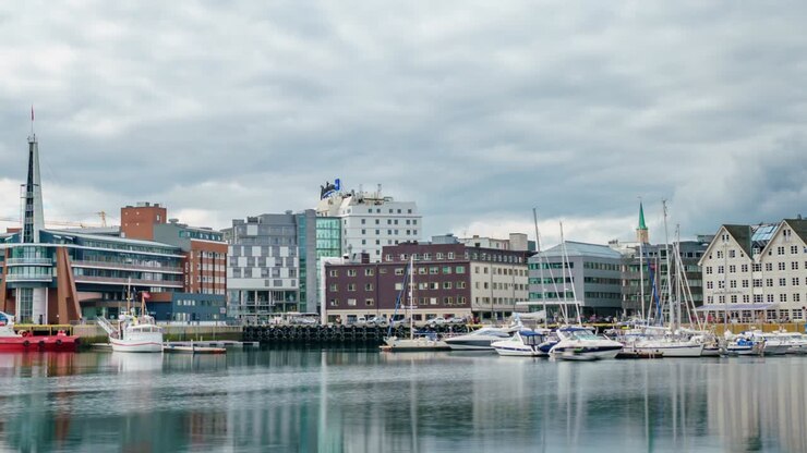 Vista di un porto turistico a Tromsø, Norvegia settentrionale