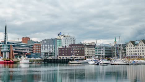vista de un puerto deportivo en tromsø, al norte de noruega